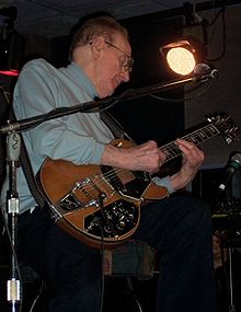 Les Paul performing in 2004